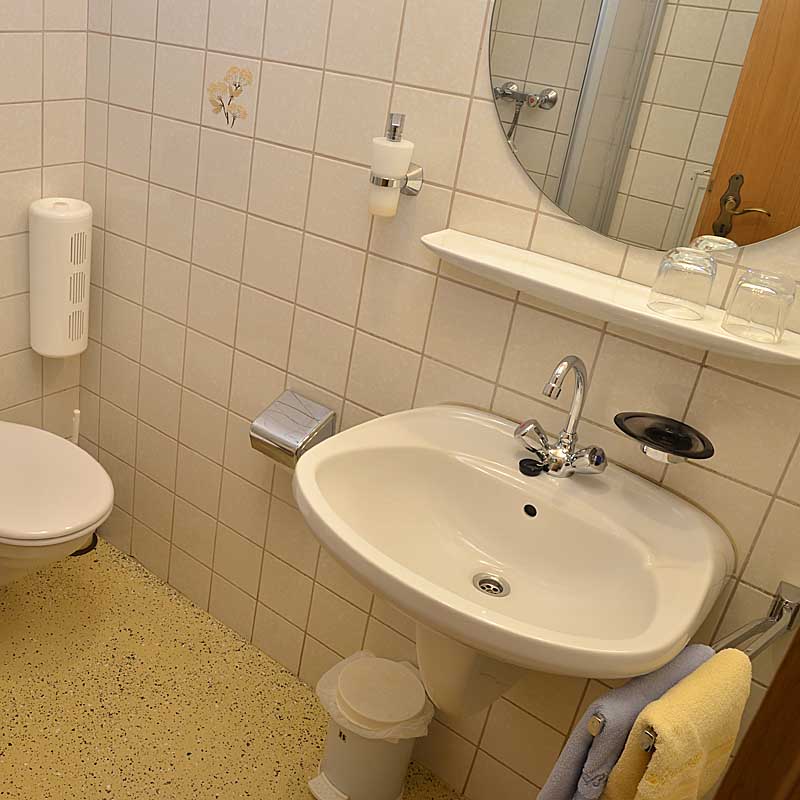 Bad vom Doppelzimmer mit Dusche / WC, Gästehaus Ehmer, Neustadt / Weinstr.